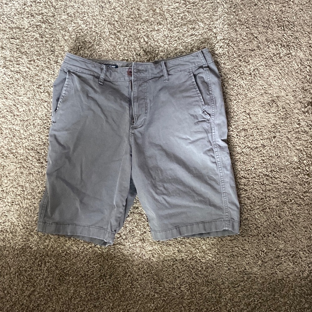 HOLLISTER KHAKI SHORTS W30